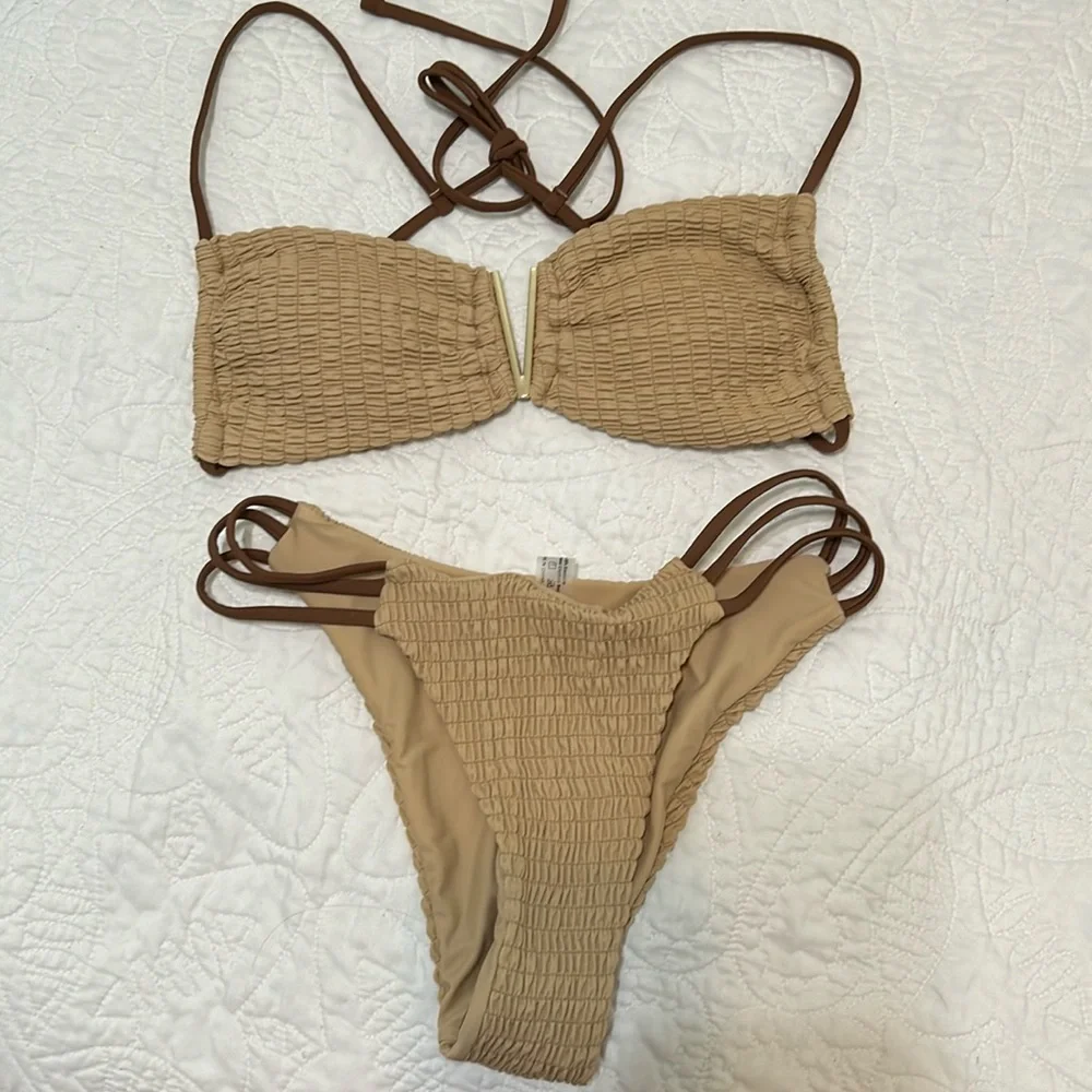 Bikini - Picture 1 of 6